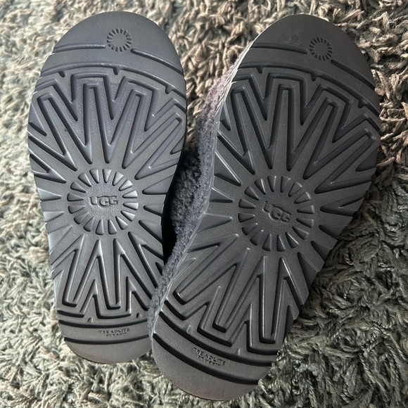 UGG Charcoal Fluffy Slippers 5/6 Shoe Sz - Picture 5 of 5
